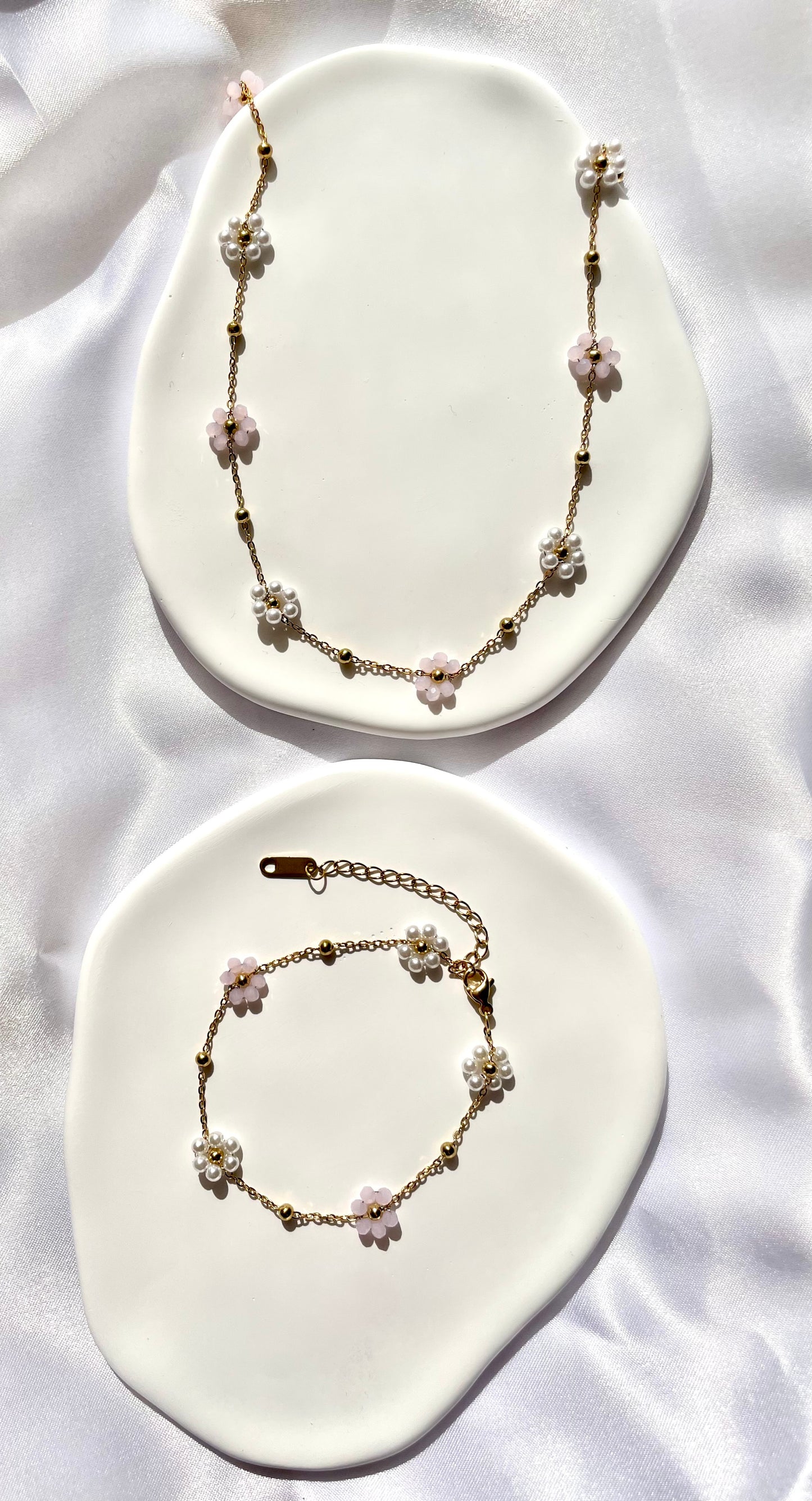 DAISY FLOWER CHOKER NECKLACE