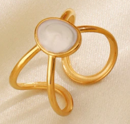 ESME LINE CROSSOVER OVAL RING