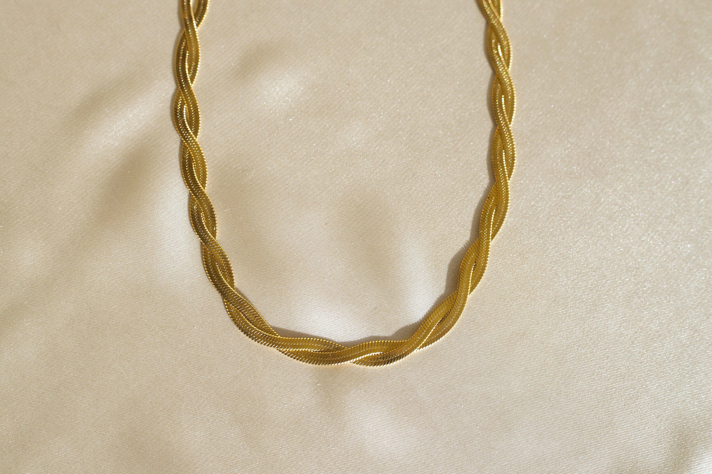 MONA TWISTED SNAKE CHAIN NECKLACE