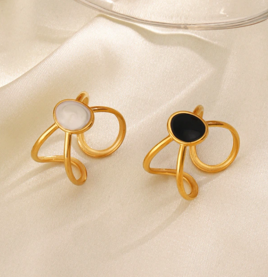 ESME LINE CROSSOVER OVAL RING