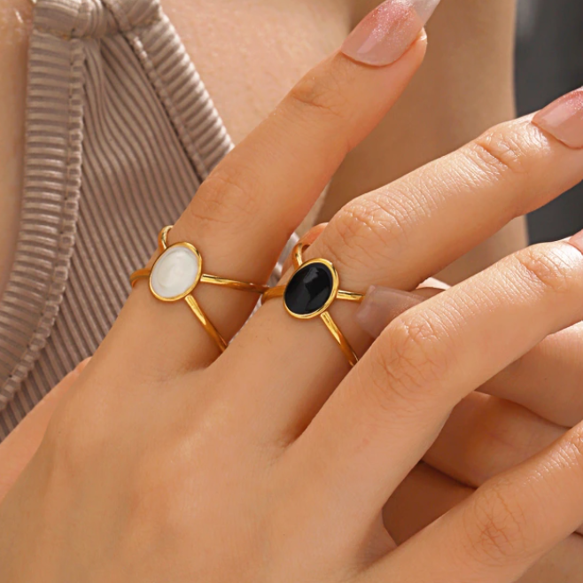 ESME LINE CROSSOVER OVAL RING