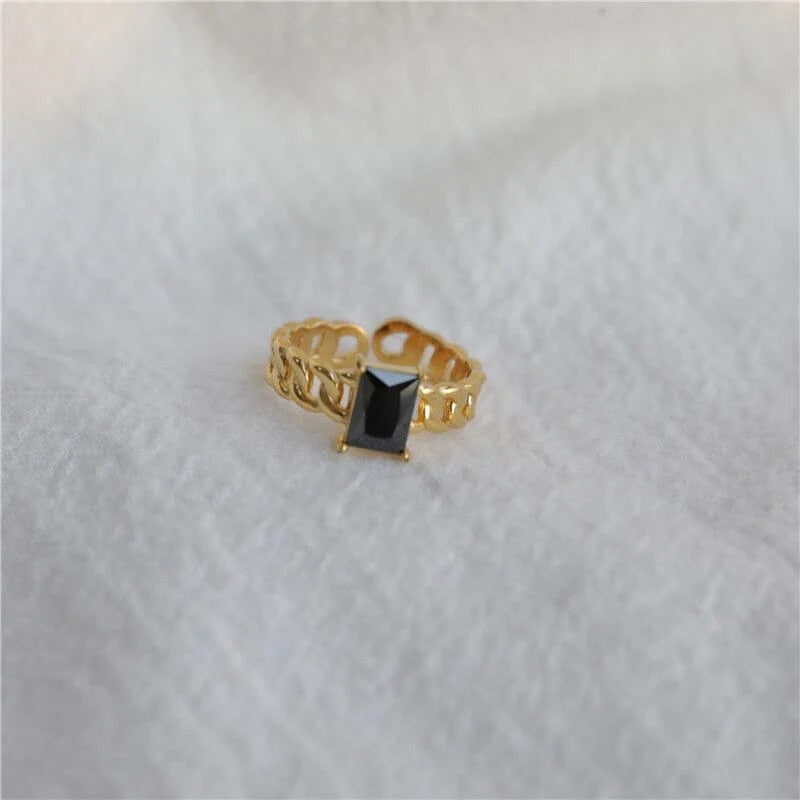 LANTA OPEN SQUARE KNOTTED RING