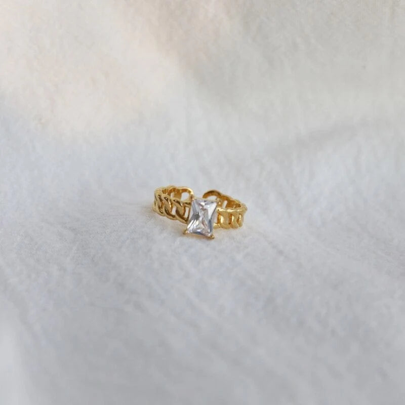 LANTA OPEN SQUARE KNOTTED RING