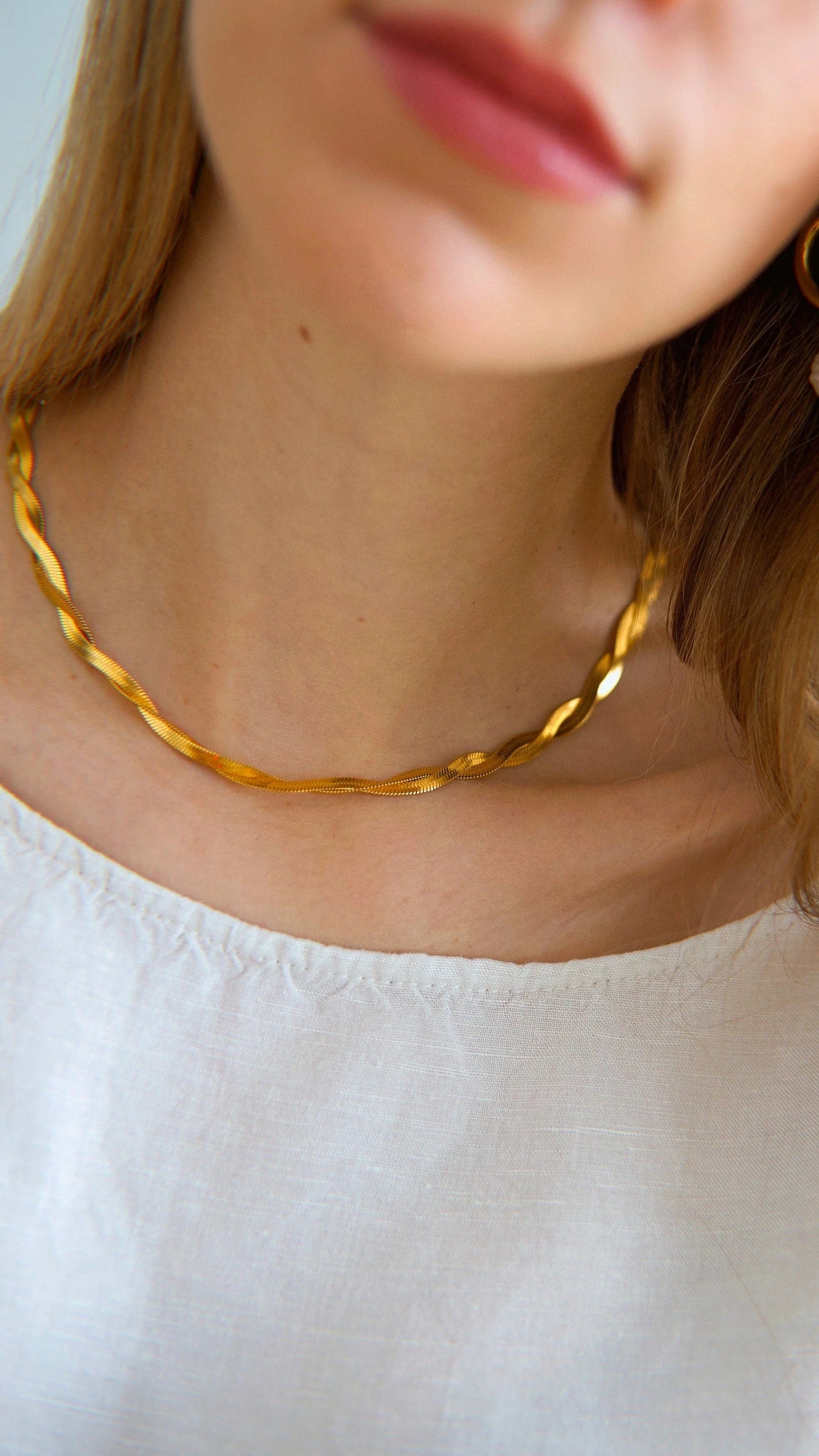 MONA TWISTED SNAKE CHAIN NECKLACE