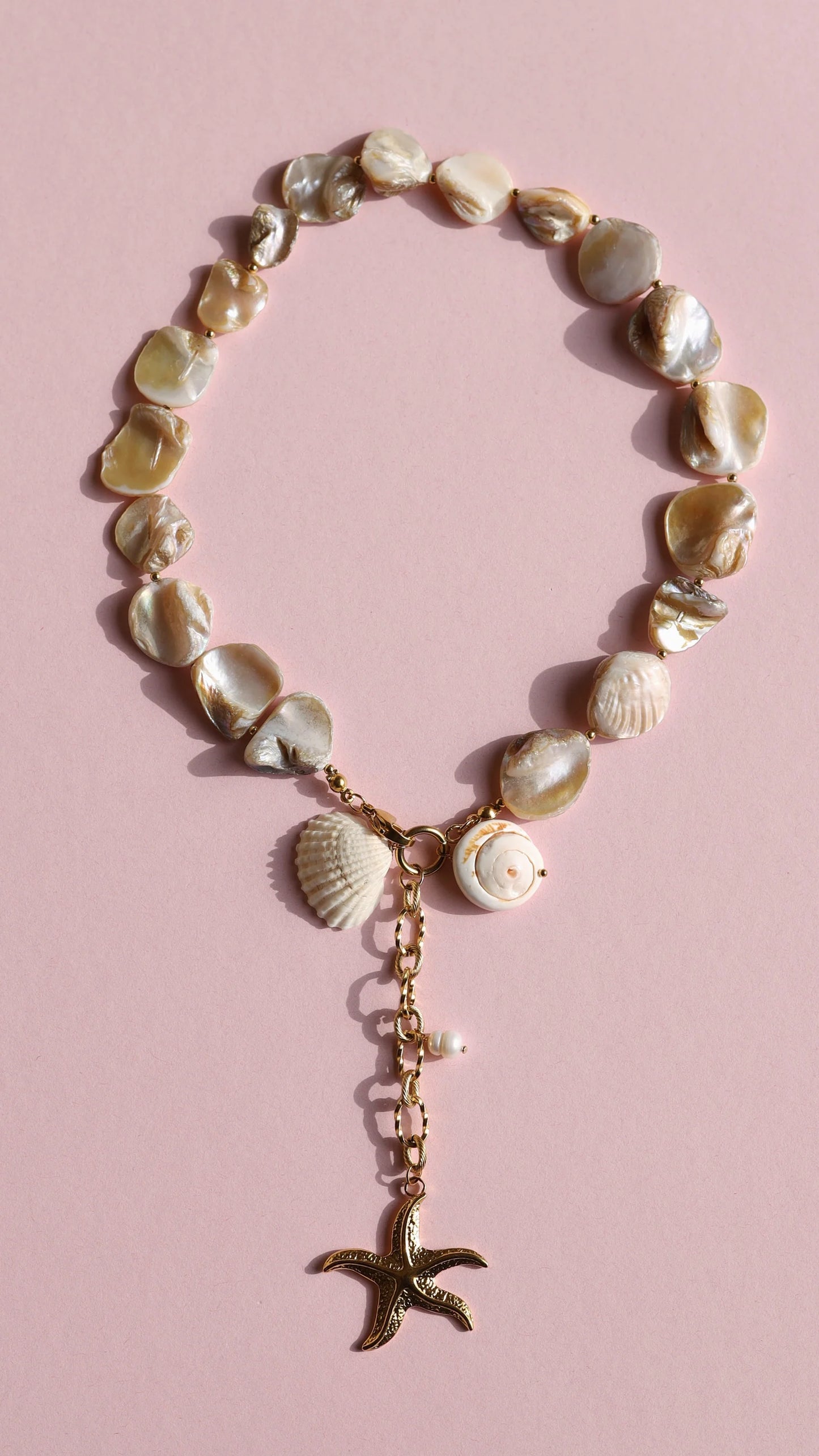 KELLY PEARL NACRE NECKLACE