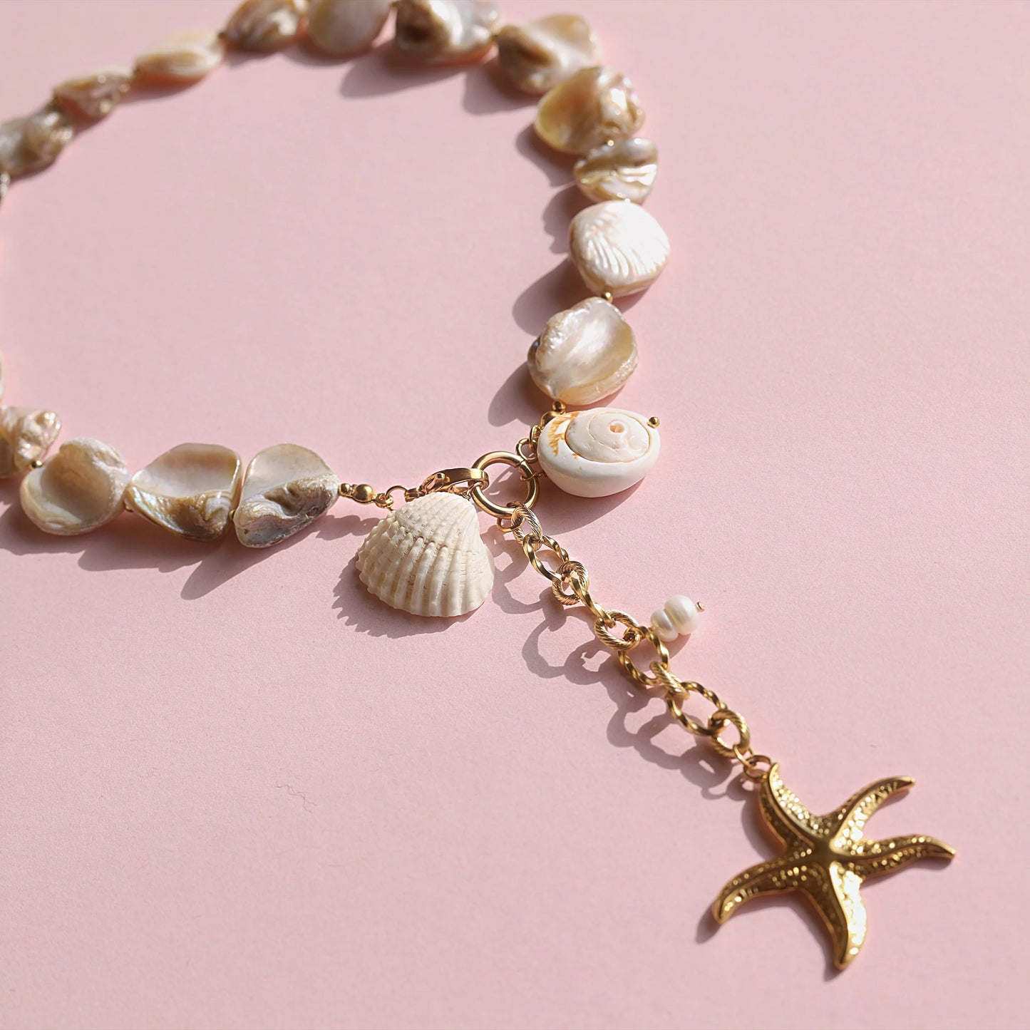 KELLY PEARL NACRE NECKLACE