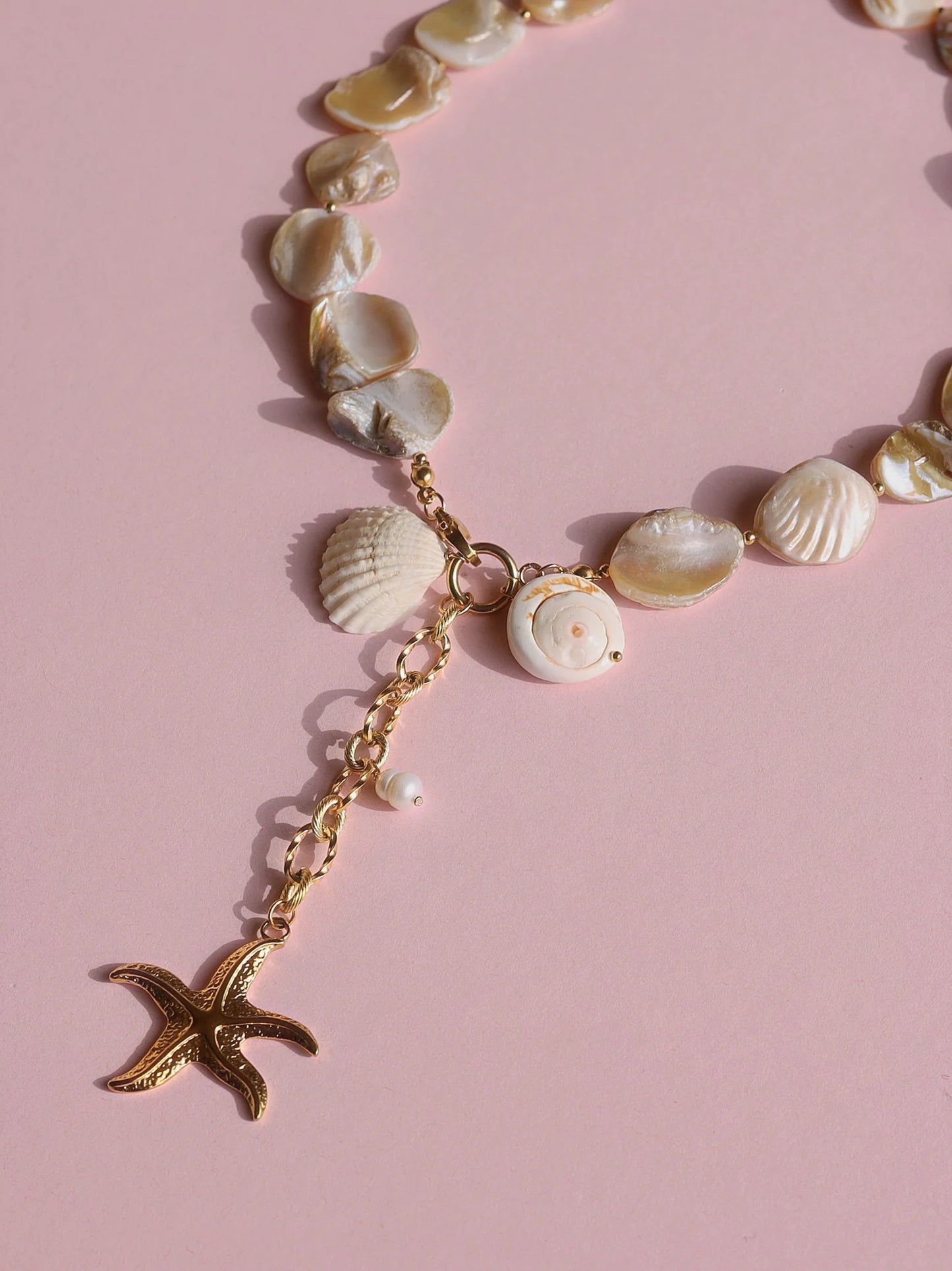 KELLY PEARL NACRE NECKLACE